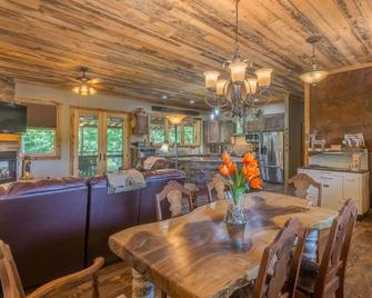 Watauga River Cabins- Cedar Cabin - Johnson City - Dining room