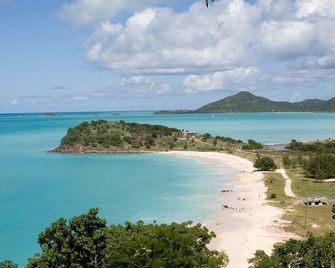 Ocean front modern three bedroom apartment in e spectacular resort - Jolly Harbour - Beach