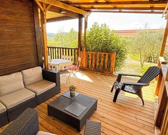 Gîte with trees, Via Ardèche access, swimming pool, large covered terrace, - Ruoms - Balcony
