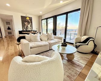 Arch View Luxury Home 5 minutes to St. Louis:Private Pool,Sauna,Free Wine&Brkfst - Caseyville - Living room