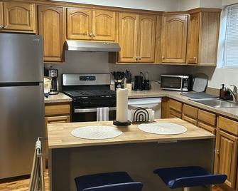 15 mins away from JFK airport, cozy 2 bedroom 1 bathroom apartment. - Queens - Cocina