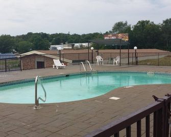 Red Carpet Inn - Hot Springs - Pool