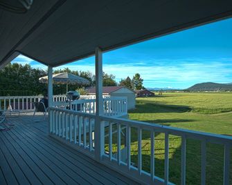 Spacious Skagit Valley Guest House With Stunning Views Of Mount Baker. - Mount Vernon - Balcony