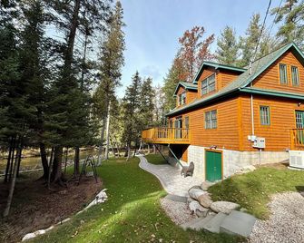 Sturgeon Riverfront Cedar Cabin - Indian River - Building
