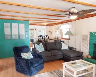 Charming 2-bedroom cottage at fabulous Seabrook Beach with breathtaking sunsets! - Seabrook - Living room