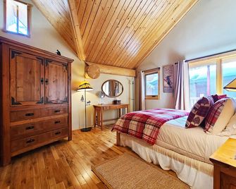 McKinney Creek Cabin - Total of 5 bedrooms, 3 baths - Walk to Chambers - Homewood - Bedroom