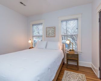 Newly remodeled home central to downtown! - Lexington - Bedroom