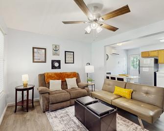 Incognito - McHenry - Sala de estar