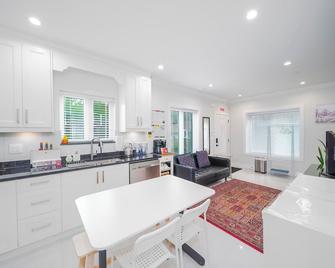 New laneway house near Airport, downtown, UBC - ונקובר - מטבח