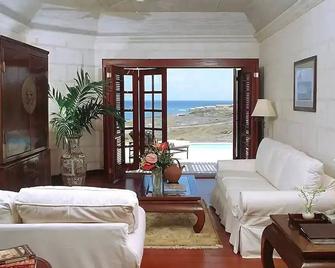 The Crane Resort 2br+3bth. Ocean View. Priv 28' Pool Kitchen+livingroom Sleep 6 - Diamond Valley - Living room