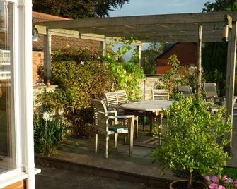 Comfortable, pet friendly accommodation a short walk from Hay-on-Wye. - Hay-on-Wye - Patio