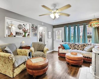 3 bedroom 2 bath Cottage with Pellet stove in Vibrant New Paltz - New Paltz - Living room