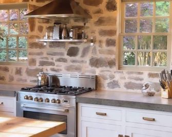 Unique experience at a secluded barn home on land with gorgeous sunset views. - Locust Grove - Kitchen