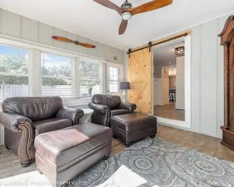 Pet Friendly Cozy North Naperville 3 Bed/2 Ba Home - Naperville - Living room