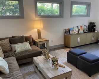 Renovated 2 BR Cottage-Perfect for North Fork Beach,Vineyard,Wedding Vacations! - Mattituck - Living room