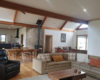 Bonnie View Farm Strawbale house with spectacular view - Ellinbank - Obývací pokoj
