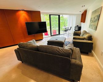 Charming 2-bedroom apartment waterfront with WiFi, lovely New Milford - New Milford - Living room