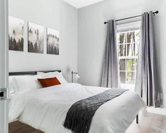 Garner Getaway - Newly Renovated 3Br/2Ba - Garner - Bedroom