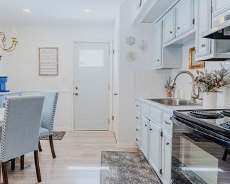 Charming Creekside Cottage [] Near Downtown, Osu & Airport - Gahanna - Dining room