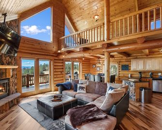 Log Cabin near Historic Cripple Creek, Hot Tub and Spectacular Views! - Cripple Creek - Living room