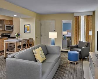 Minutes From Nasa Glenn Research Center! 3 Pet-Friendly Suites W/ Kitchens! Pool - Middleburg Heights - Living room