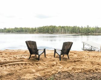 Charming cottage In The Heart of Sugar Camp on Bass Lake - No Cleaning Fee! - Райнлендер - Патіо