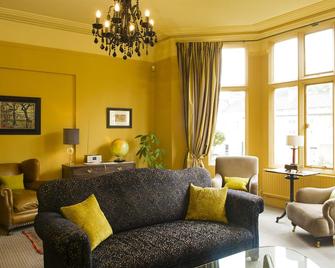 Brooks Guesthouse - Bath - Living room