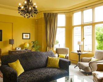 Brooks Guesthouse - Bath - Living room