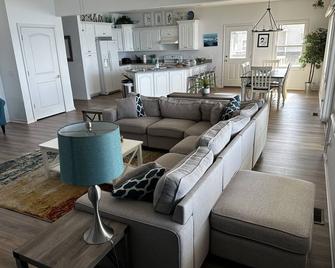 Torch Lake Northern Escape - Central Lake - Living room