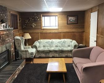Entire Private Floor Of Riverside Home - Sleeps 6 - 8 Guests! Perfect Getaway! - Hedley - Sala de estar