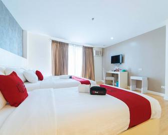 RedDoorz Plus at Hotel Metro Kalibo - Kalibo - Bedroom