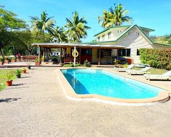 Rendezvous Surf Camp Fiji - Momi - Pool
