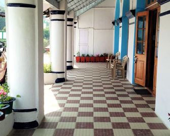 Prince Hotel Mallroad - Mussoorie - Hàng hiên