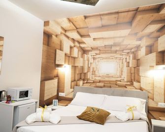 나폴리타노 룸스, 중앙역 - 나폴리