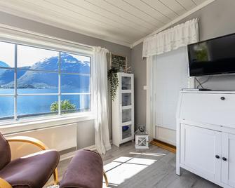 2 bedroom awesome home in Isfjorden - Åndalsnes - Sala de estar