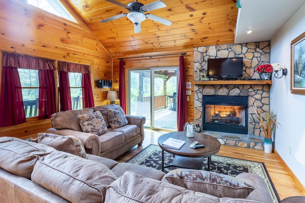 Cozy Cabin with Hot Tub; 5 miles to Harrahs Casino - Whittier - Sala de estar