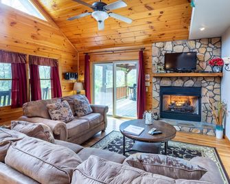 Cozy Cabin with Hot Tub; 5 miles to Harrahs Casino - Whittier - Living room