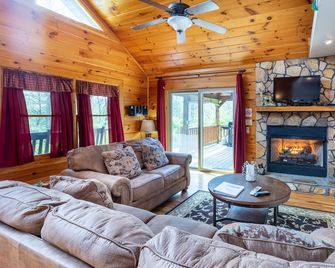 Cozy Cabin with Hot Tub; 5 miles to Harrahs Casino - Whittier - Sala de estar