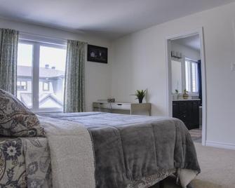 Spacious and Cozy Room with Private Bathroom in a house with WiFi, AC in Ottawa. - Ottawa