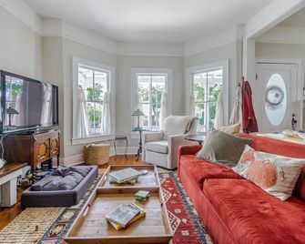 Charming Historic Empie-Possion Cottage - Wilmington - Living room