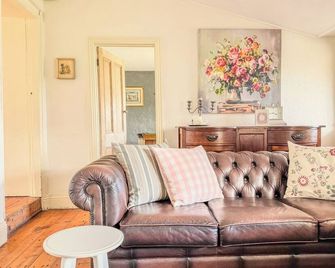 Clonmara Country House & Cottages - Port Fairy - Living room