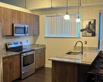 The Luxurious Lofts - Detroit - Küche
