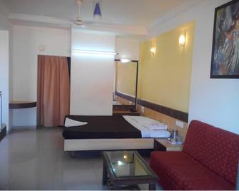 Revankar Comforts - Hubli - Schlafzimmer