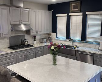 Beautiful Livingston Cozy 3-bedroom condo with WiFi, AC - Livingston - Kitchen