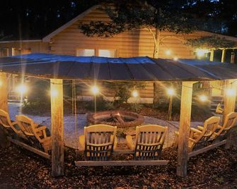 Secluded, peaceful Coastal Log Cabin with hot tub. - Townsend - Patio