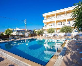 مون ريبو أوتيل - فاليراكي - حوض السباحة