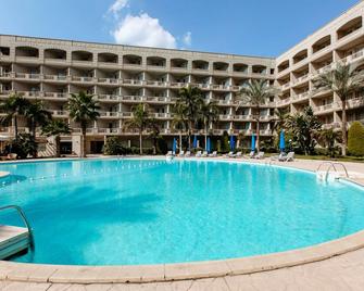 Grand Pyramids Hotel - גיזה - בריכה