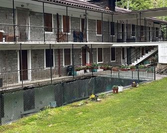 10 minutes from the enchanting Macugnaga alpine apartment with pets allowed - Ceppo Morelli - Edificio