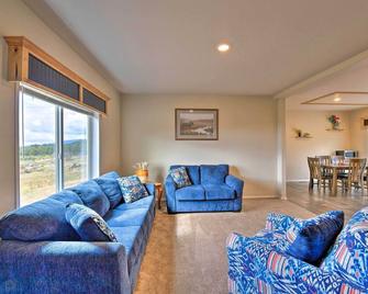 Cedaredge Hideaway with Grill and Mountain Views! - Cedaredge - Sala de estar