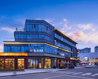 James Joyce Coffetel (Neijiang Wuyue Plaza) - Neijiang - Building